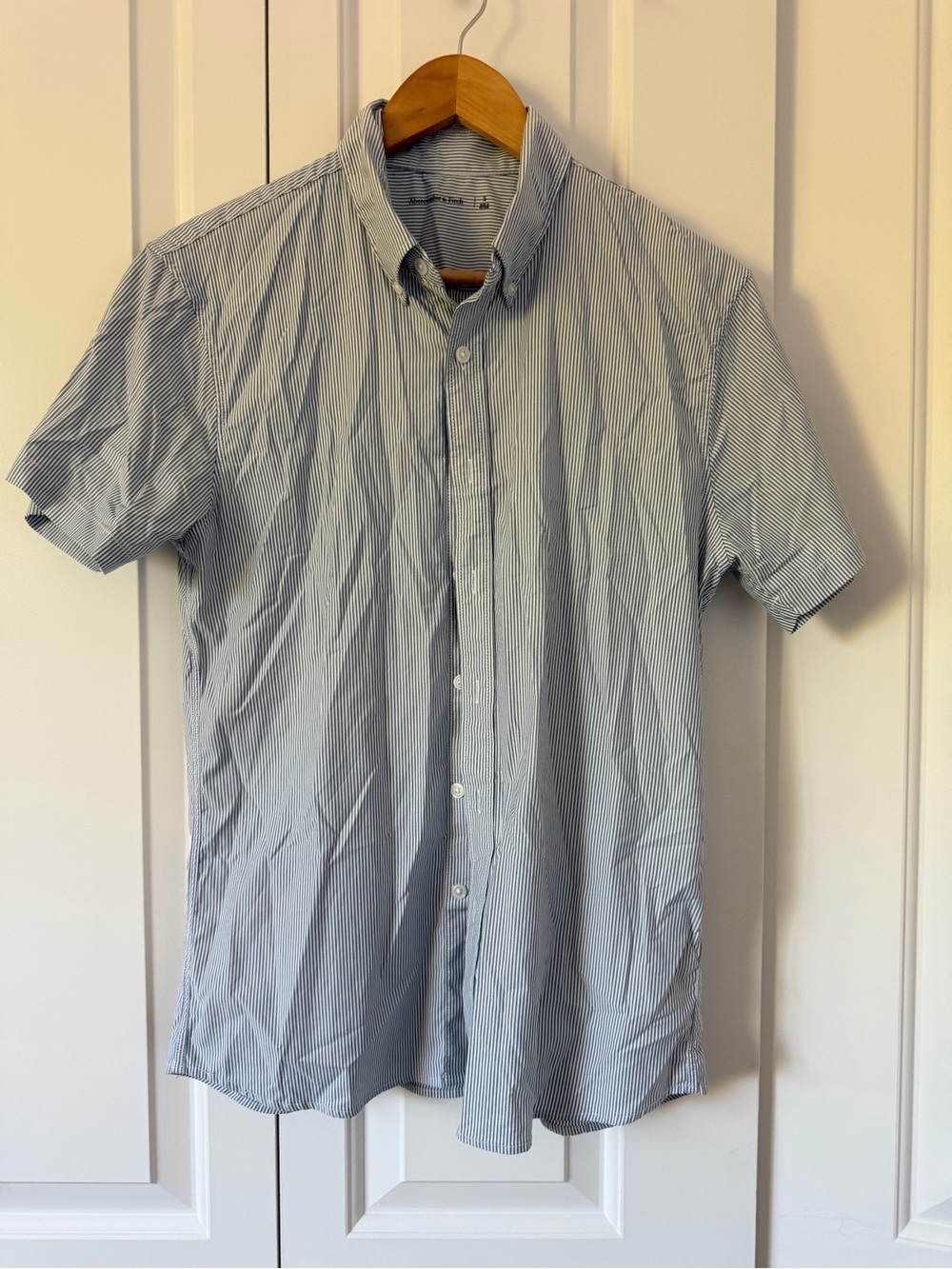 Abercrombie Men's Short Sleeve Button-Down Shirt - Light Blue Stripe